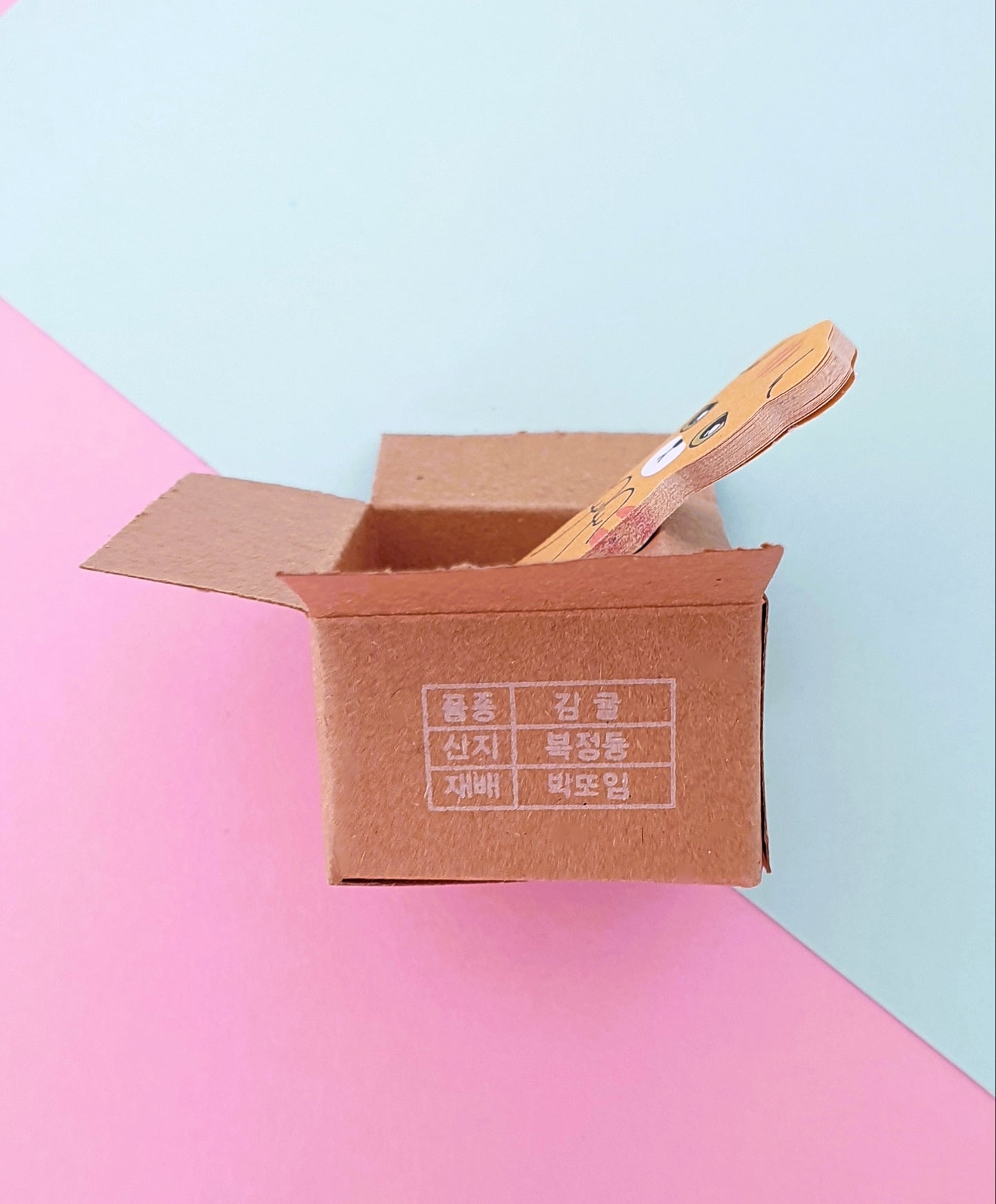 'Cat in a box' sticky index tabs