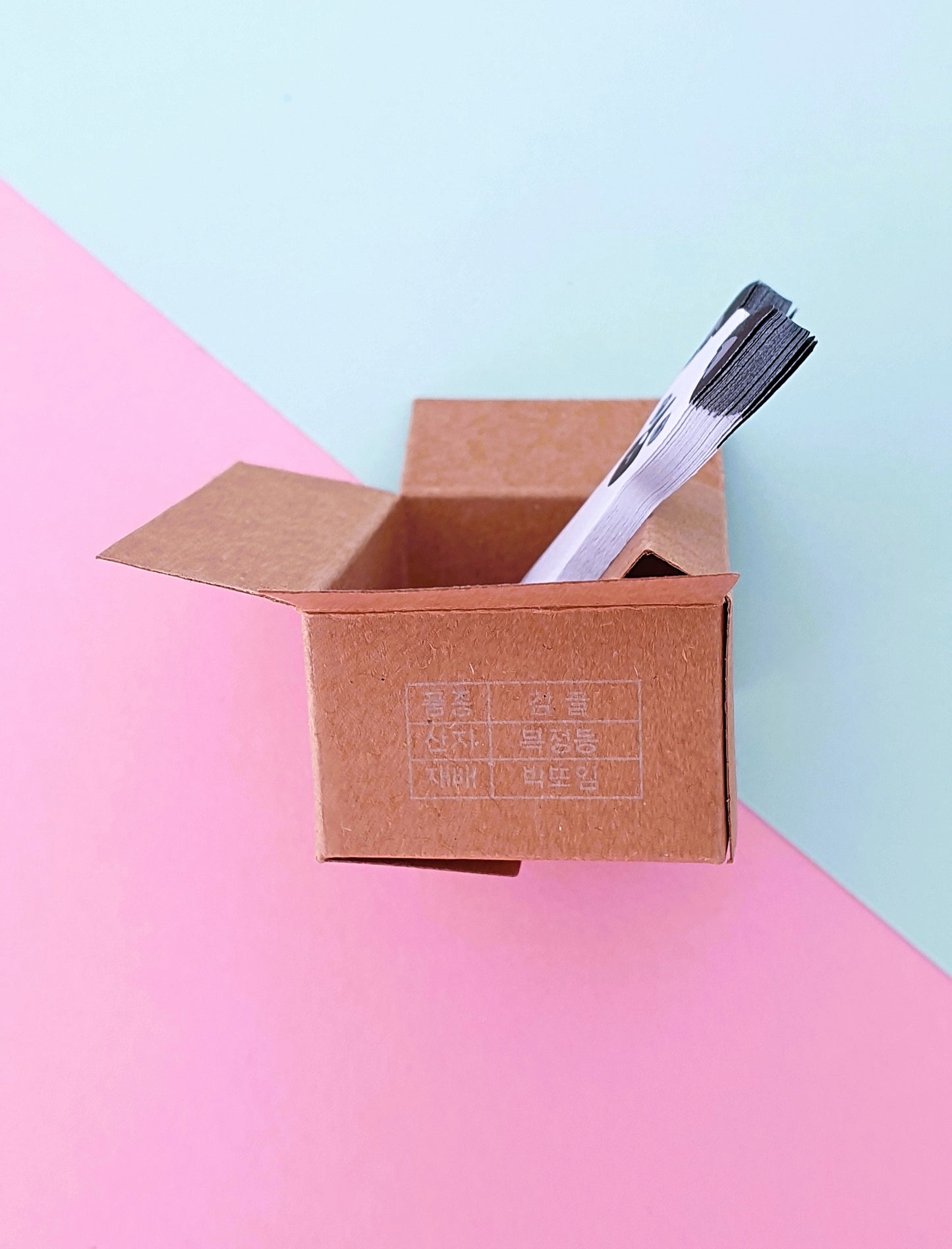 'Cat in a box' sticky index tabs